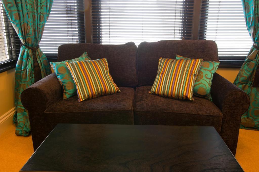 The Grafton Hotel Харогейт Стая снимка A sofa with cushions