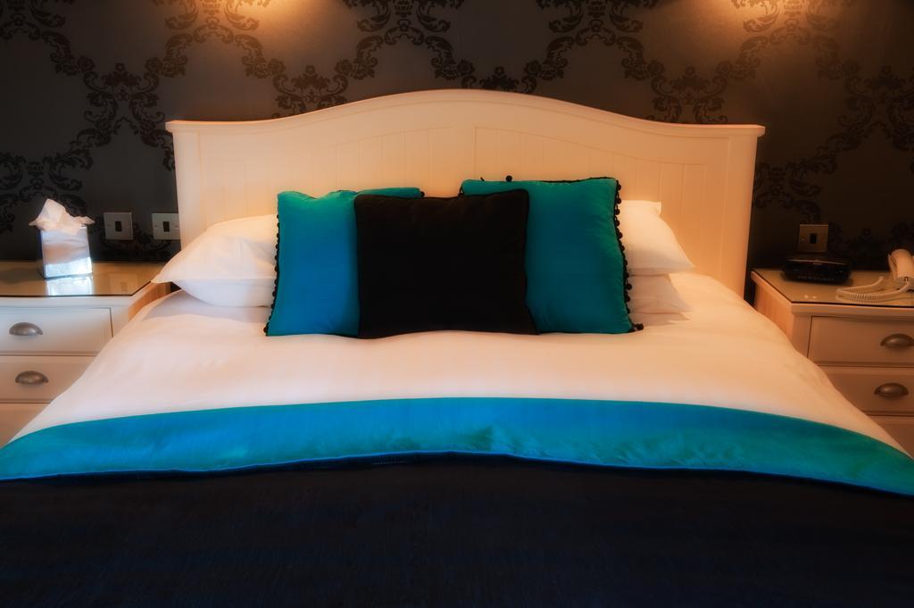 The Grafton Hotel Харогейт Екстериор снимка A bed with cushions