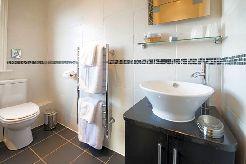 The Grafton Hotel Харогейт Екстериор снимка A modern bathroom